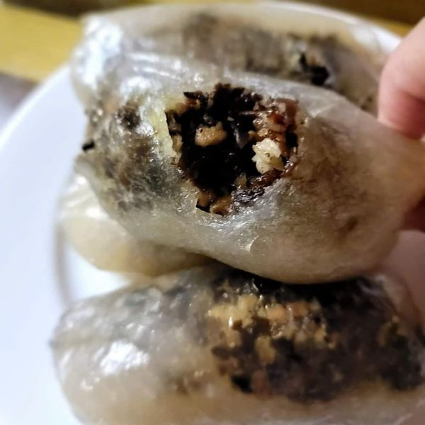 Hiện nay, bánh sắn được biến tấu thành đặc sản nổi tiếng, bên trong có các loại nhân khác nhau, gồm bánh sắn ngọt và mặn. Ảnh: Facebook