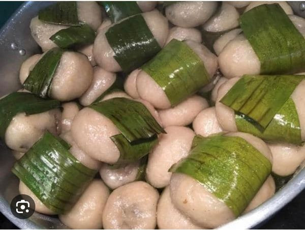 Bánh sắn không có gì quá nổi bật. Bánh được bọc trong lớp lá chuối mỏng, chưa hấp có màu trắng tinh, hấp lên màu trăng đục. Ảnh: Facebook