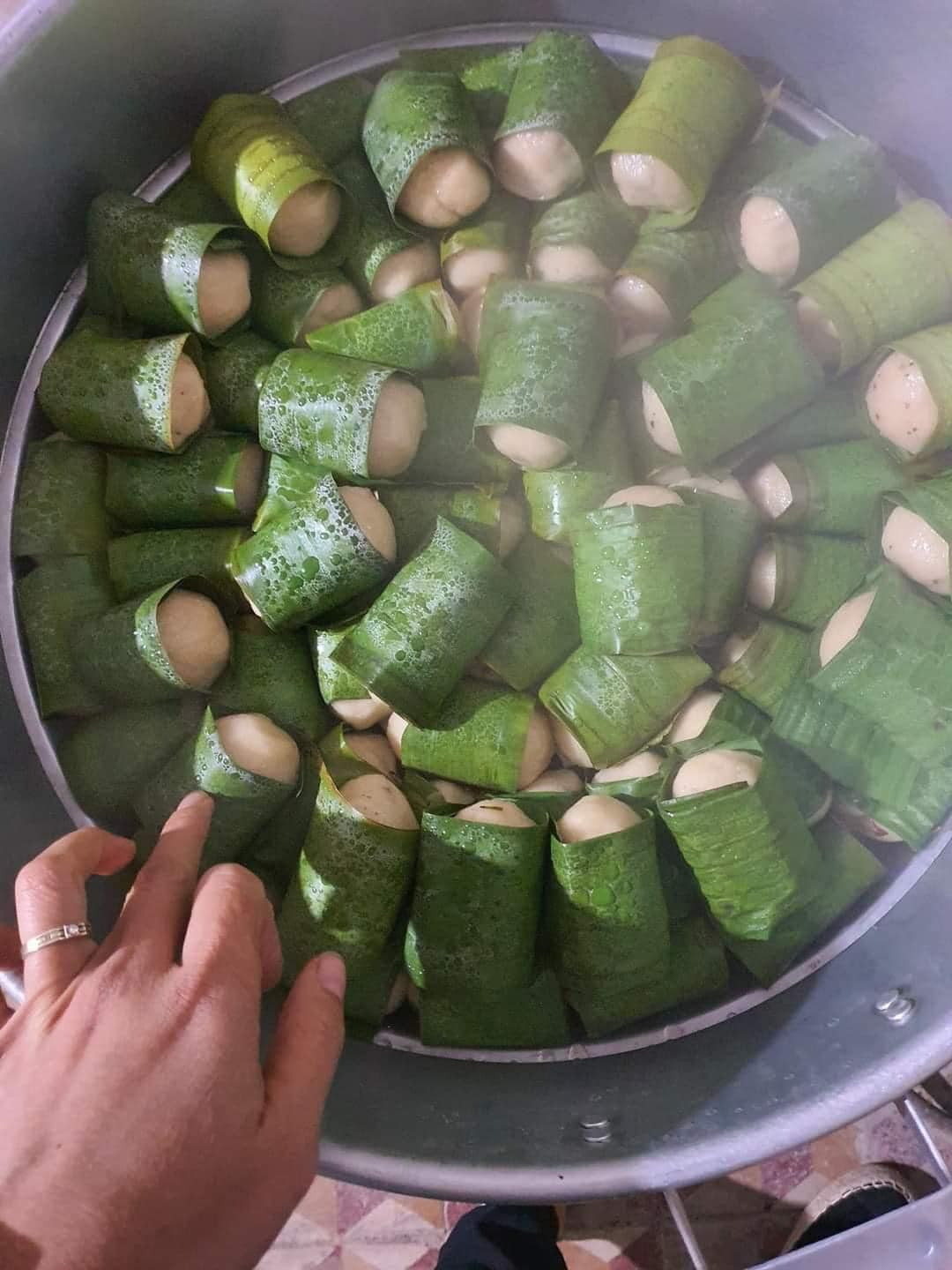 Vài năm gần đây, bánh sắn được rao bán nhiều trên các chợ online và được người dân thành phố ưa chuộng. Ảnh: Facebook