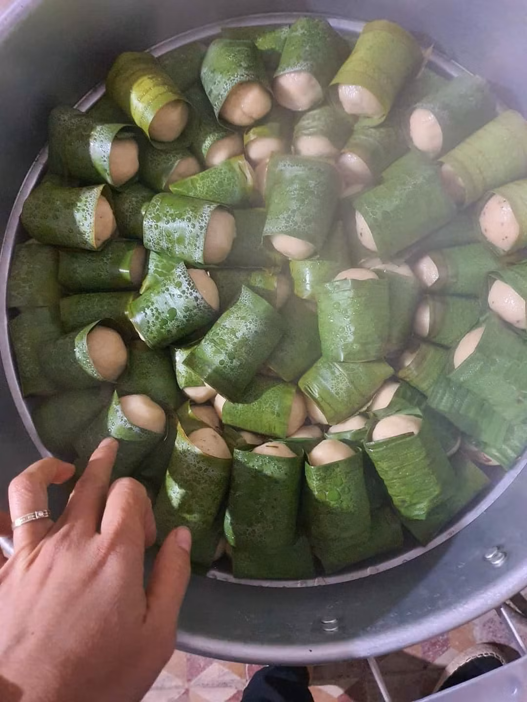 Vài năm gần đây, bánh sắn được rao bán nhiều trên các chợ online và được người dân thành phố ưa chuộng. Ảnh: Facebook