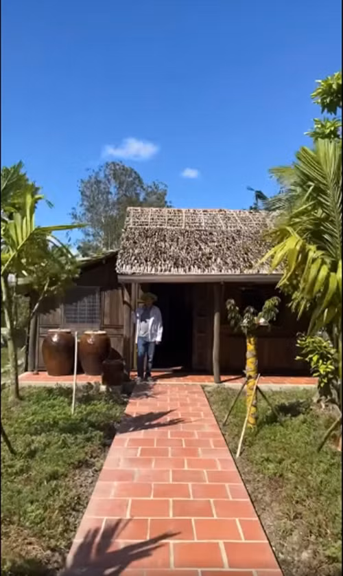 Trong khuôn viên, ông Lang dành một góc để tái hiện lại ngôi nhà tranh vách lá năm xưa ông từng sinh sống. Ảnh chụp màn hình