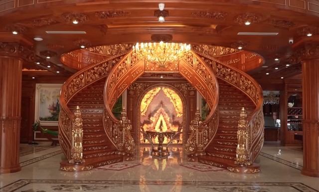 Chi tiết ấn tượng nhất trong dinh thự là cầu thang lấy cảm hứng từ bộ phim “Cô dâu 8 tuổi”. Ảnh chụp màn hình