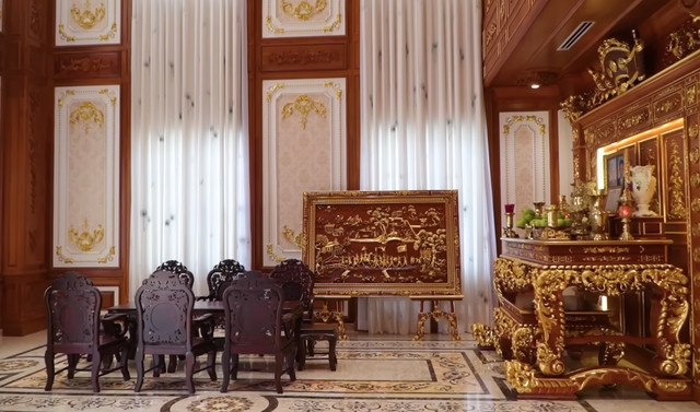 Ban thờ tại tầng trệt được làm bằng gỗ hương. Ảnh chụp màn hình