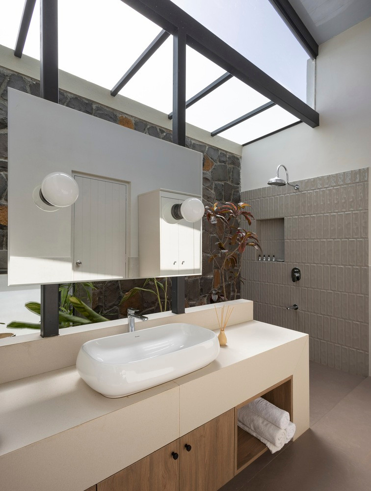 Chất liệu kính làm tăng khả năng lấy sáng cho các khu vực chức năng. Ảnh: Archdaily