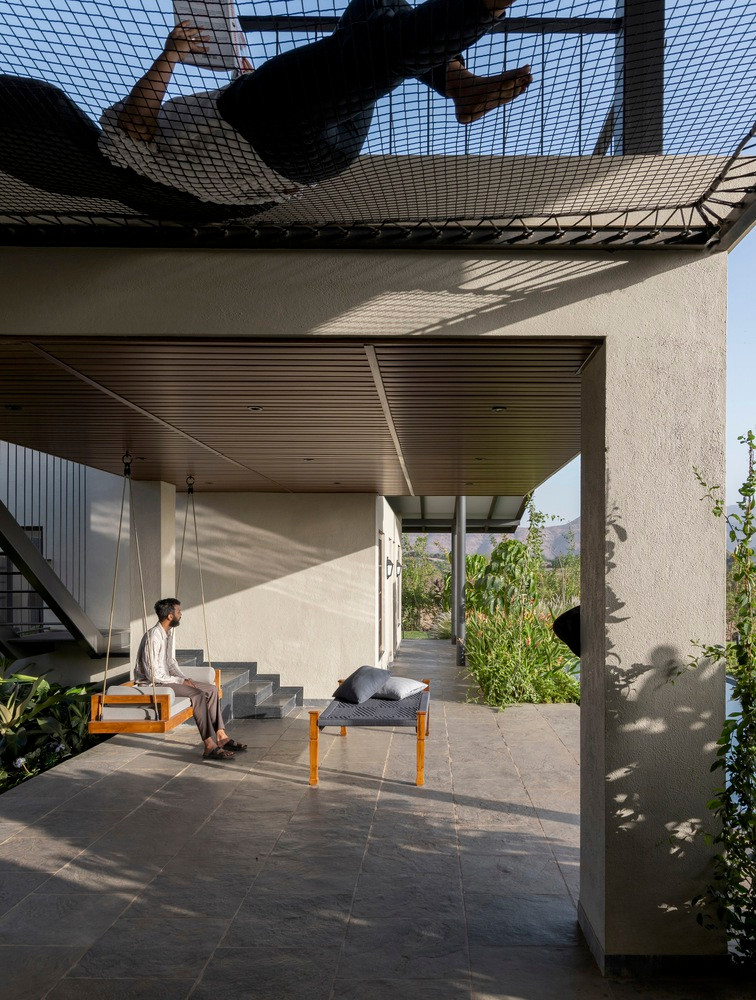 Thoạt nhìn, nhiều tưởng tưởng như căn nhà có kết cấu khép kín do bức tường đồ sộ và không mở nhiều cửa sổ. Tuy nhiên, trái ngược với dáng vẻ bên ngoài, cấu trúc bên trong mở ra theo mọi hướng. Ảnh: Archdaily