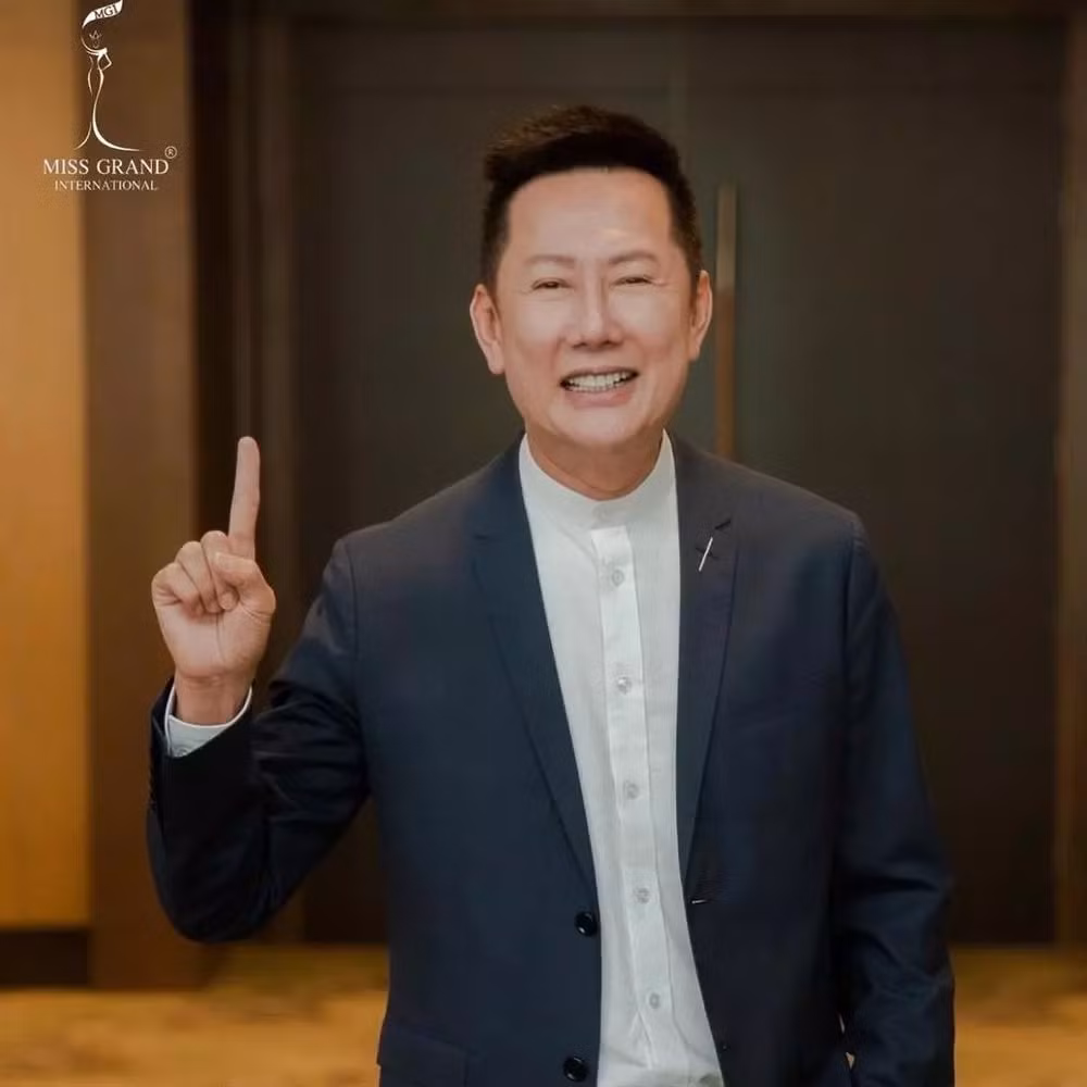 Trong buổi họp báo của Miss Grand International 2024 diễn ra mới đây tại thủ đô Bangkok (Thái Lan), Chủ tịch Miss Grand International - ông Nawat - gửi lời xin lỗi đến thí sinh vì mâu thuẫn với tổ chức Hoa hậu Hòa bình Campuchia. Ảnh: Vietnamnet