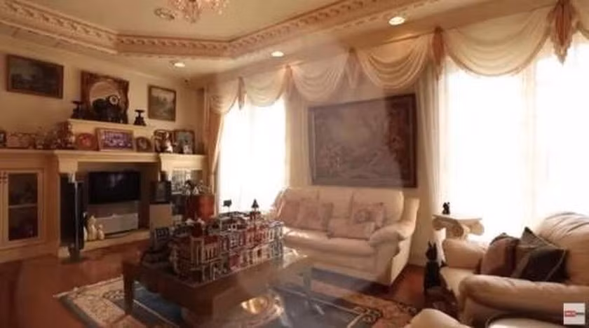 Một góc tiếp khách và thư giãn trong biệt thự của Chủ tịch Nawat Itsaragrisil. Ảnh: Thaipost