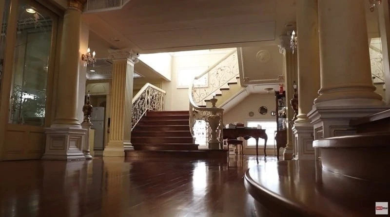 Biệt thự của Nawat Itsaragrisil trị giá khoảng 100 triệu Baht (khoảng 65 tỷ đồng). Không gian bên trong gây ấn tượng mạnh với thiết kế sử dụng nhiều loại gỗ và các họa tiết viền được dát vàng. Ảnh: Thaipost