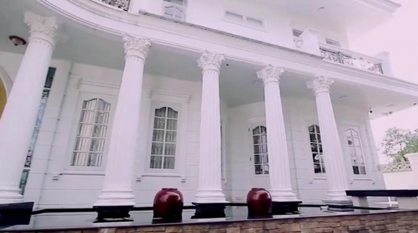 Chủ tịch Nawat Itsaragrisil sở hữu căn biệt thự tại khu ngoại ô Thái Lan, nổi bật với gam màu trắng chủ đạo và những cột trụ La Mã. Ảnh: Thaipost