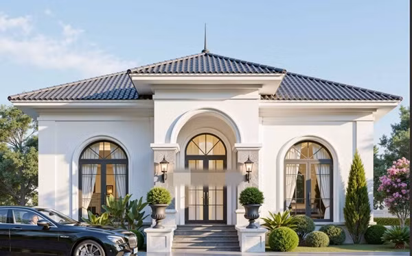 Nhà cấp 4 mái Nhật hướng tới sự tinh tế với màu sắc nhẹ nhàng. Hệ thống cửa kính lớn giúp không gian nhà luôn ngập tràn ánh sáng. Ảnh: Unpac