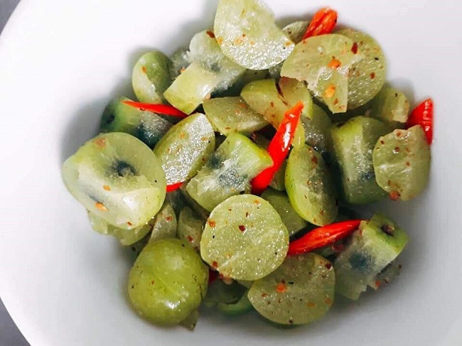 Những năm gần đây, me rừng “xuống phố”, được chế biến thành nhiều món ăn vặt như ô mai, mứt, ngâm đường hoặc nghiền thành bột uống giải khát...Ảnh: Vietnamnet