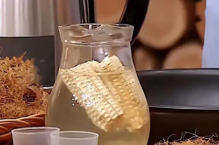 Thậm chí, người ta còn cắt lõi ngô thành từng khúc hoặc từng miếng để ủ trà. Ảnh: Korean