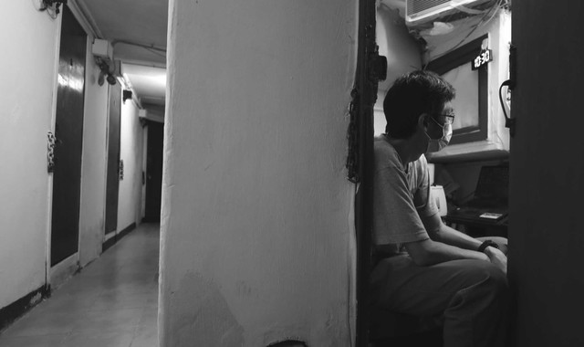 Nhiều người dân sống trong những căn nhà lồng chia nhỏ đã bị trầm cảm. Ảnh: SCMP