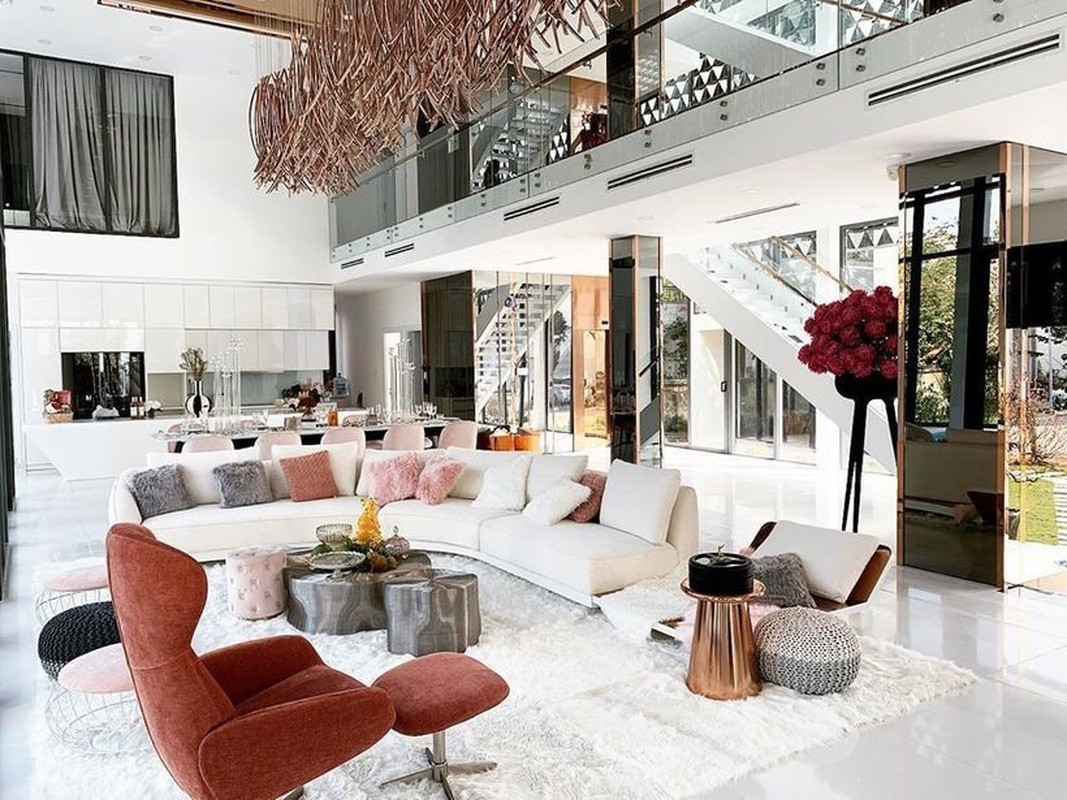 Biệt thự của Ngọc Trinh có thiết kế 4 tầng. Giá trị ban đầu của căn biệt thự là 25 tỷ. Sau đó, cô đầu tư thêm nội thất nhập từ nước ngoài nên đã ngốn hơn 1 triệu USD (hơn 23 tỷ đồng). Ảnh: FBNV