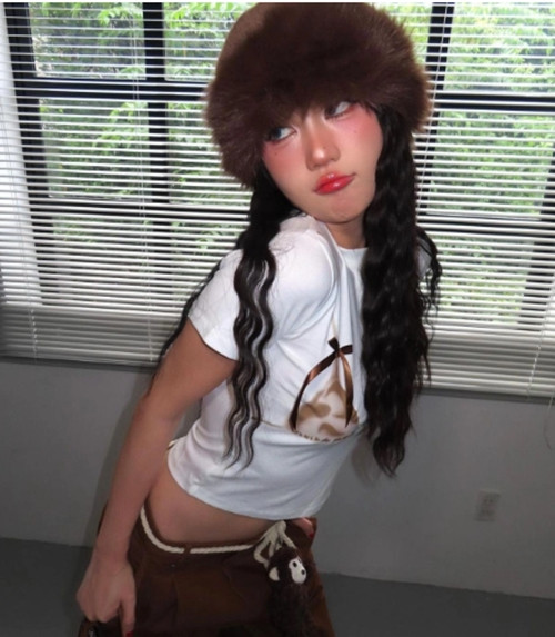 Đáng chú ý, công chúng đổ dồn sự chú ý vào dòng trạng thái thông báo rời hội độc thân của Ngọc Trinh đính kèm theo loạt ảnh. Tuy nhiên, nếu đọc hết dòng trạng thái, khán giả dần "vỡ lẽ" ra đây chỉ là "một cú lừa" từ phía "nữ hoàng nội y". Ảnh: InstagramNV