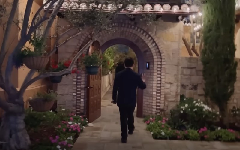 Lối vào nhà chẳng khác cung điện, lâu đài. Ảnh chụp màn hình