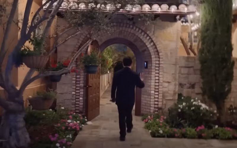 Lối vào nhà chẳng khác cung điện, lâu đài. Ảnh chụp màn hình