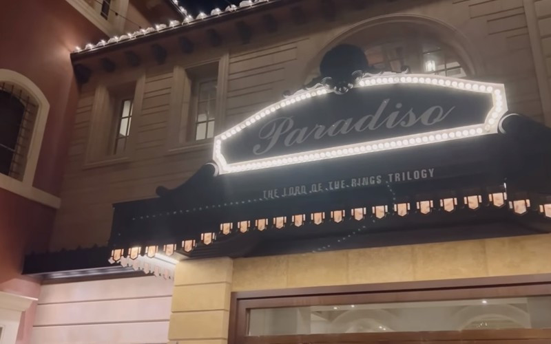 Thậm chí, Bích Tuyền và chồng tỷ phú còn thiết kế cả một rạp phim tại nhà, cổng chào đặc biệt chẳng kém gì rạp phim ở các trung tâm thương mại. Ảnh chụp màn hình.