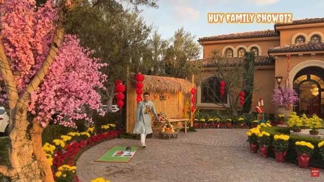 Ngày Tết, vợ chồng Bích Tuyền trang trí toàn bộ khuôn viên biệt phủ thành khu chợ hoa xuân giống như ở Việt Nam với câu đối đỏ, đèn lồng, hoa cúc... Ảnh chụp màn hình.