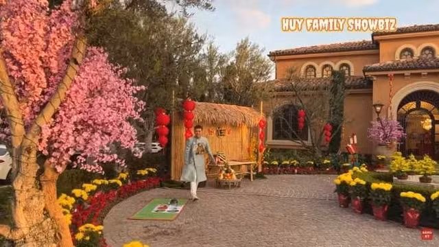 Ngày Tết, vợ chồng Bích Tuyền trang trí toàn bộ khuôn viên biệt phủ thành khu chợ hoa xuân giống như ở Việt Nam với câu đối đỏ, đèn lồng, hoa cúc... Ảnh chụp màn hình.