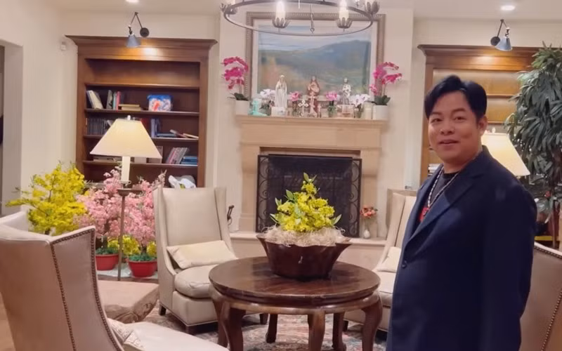 Phòng khách rộng rãi, được trang trí bằng nhiều hoa tươi. Ảnh chụp màn hình.