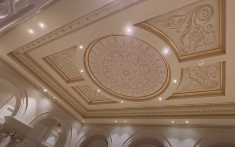 Bên trong rạp phim như một cung điện với trần nhà là một khuôn vải được in lên và nạm vàng 24K. Ảnh chụp màn hình.
