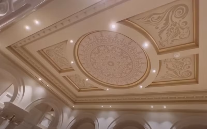 Bên trong rạp phim như một cung điện với trần nhà là một khuôn vải được in lên và nạm vàng 24K. Ảnh chụp màn hình.