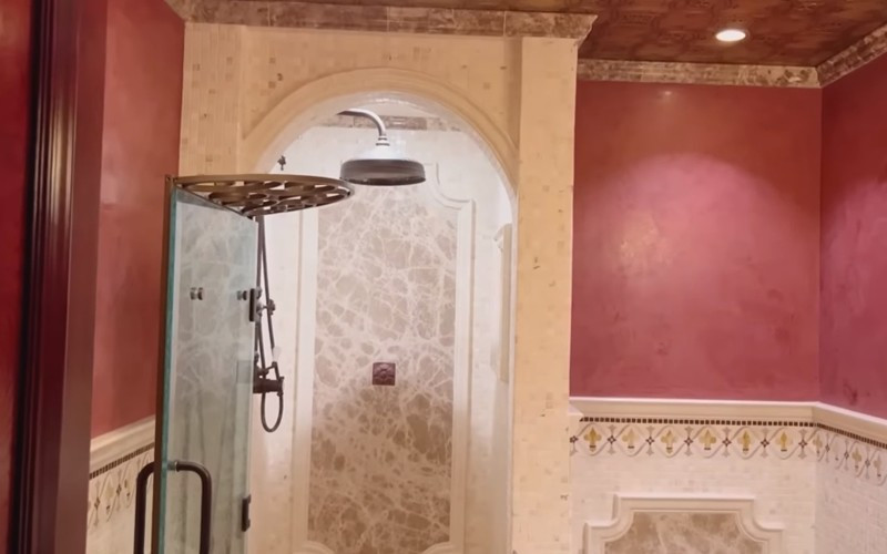 Phòng tắm sử dụng toàn đồ cổ. Ảnh chụp màn hình.