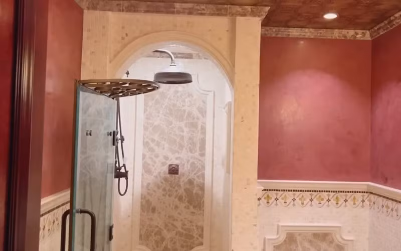 Phòng tắm sử dụng toàn đồ cổ. Ảnh chụp màn hình.