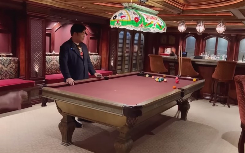 Phòng giải trí có bàn bi-a, có phòng coi bóng đá âm thanh 5 chiều, giống như một quán bar. Ảnh chụp màn hình.