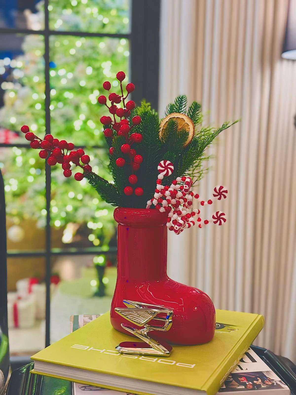 Gam màu đỏ bao phủ khắp không gian. Ảnh: FB Đoàn Di Băng