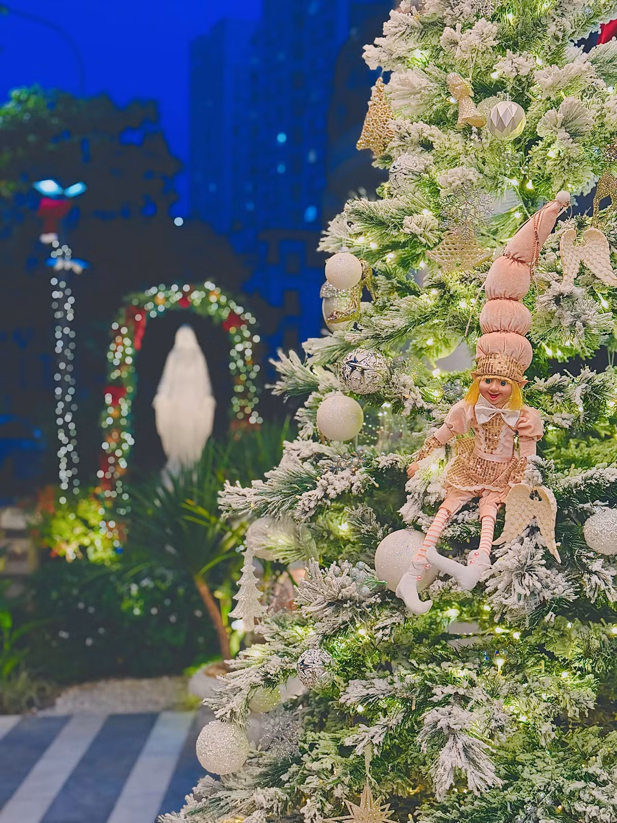 Trong vườn nhà, Đoàn Di Băng cho dựng một cây thông lớn, hai màu xanh và trắng chủ đạo. Ảnh: FB Đoàn Di Băng