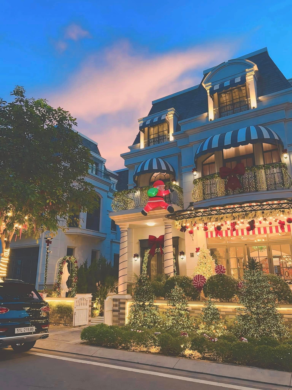 Theo doanh nhân Nguyễn Quốc Vũ - ông xã Đoàn Di Băng, mùa Giáng sinh năm nay, bà xã tự lên ý tưởng và mua sắm vật dụng, bài trí căn biệt thự trị giá hàng triệu USD ở Nhà Bè (TP HCM). Ảnh: FB Đoàn Di Băng