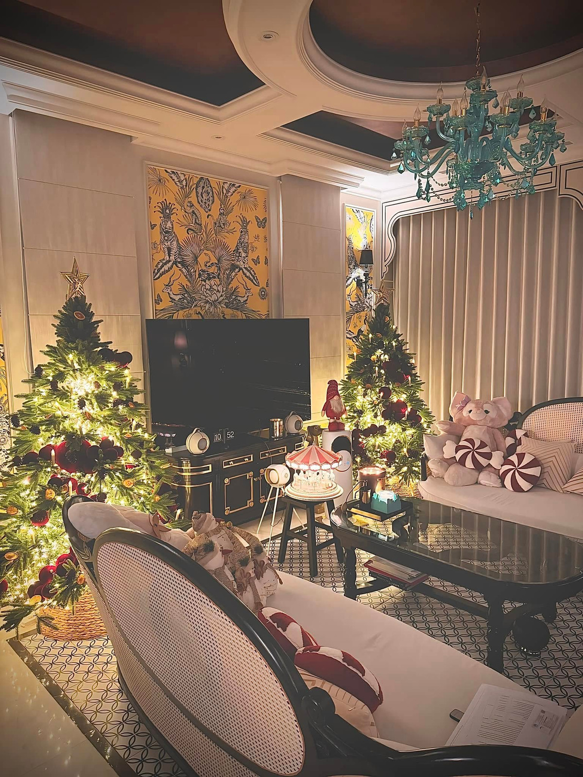 Bên trong biệt thự của Đoàn Di Băng lộng lẫy với nhiều cây thông Noel. Ảnh: FB Đoàn Di Băng