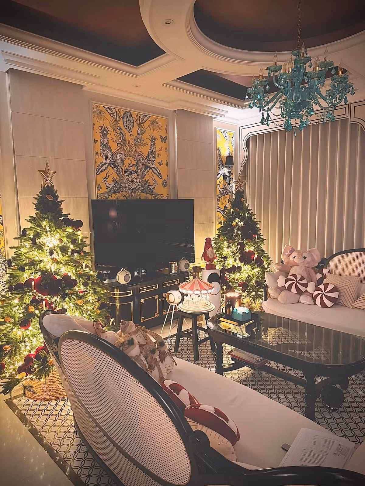 Bên trong biệt thự của Đoàn Di Băng lộng lẫy với nhiều cây thông Noel. Ảnh: FB Đoàn Di Băng