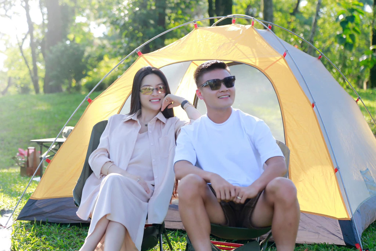 Bản thân Chu Thanh Huyền cũng nhận được loạt đồ hiệu cao cấp, trong đó có túi Hermes giá vài chục triệu đồng từ ông xã Quang Hải. Ảnh: FB Chu Thanh Huyền