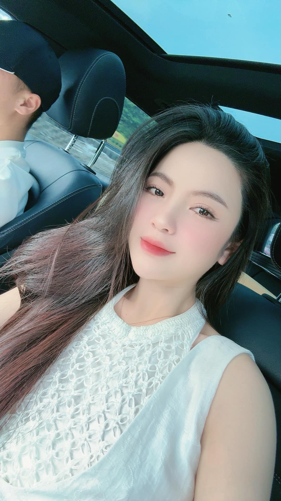 Tháng 11/2023, Chu Thanh Huyền khoe doanh thu livestream bán hàng được 1,6 tỷ đồng với gần 5 nghìn đơn hàng. Hiện tại, kênh bán hàng chính của vợ Quang Hải có hơn 3 triệu người theo dõi. Ảnh: FB Chu Thanh Huyền