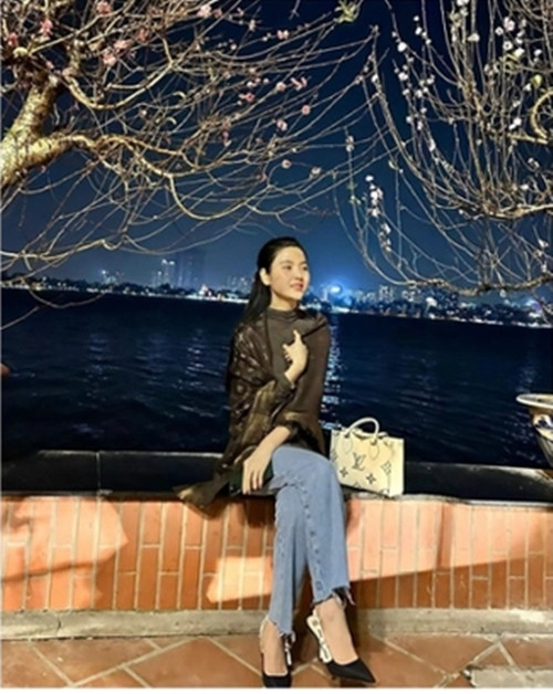 Chu Thanh Huyền lái xe Mercedes, xách túi Hermes, đeo đồng hồ Patek Philippe,... và vi vu nhiều nơi trong và ngoài nước. Ảnh: FBNV