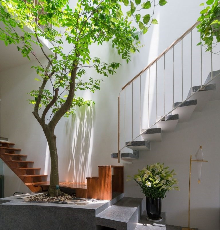 Với trường hợp này, gia chủ nên cân nhắc vật liệu sử dụng sao cho đẹp và bền. Thay vì gỗ, có thể dùng gạch ốp lát, sàn đá hoa cương. Ảnh: Internet