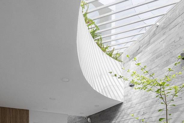 Để đối phó với thời tiết nắng nóng của mùa hè, nên tính tới việc thiết kế các khe giếng có kích thước vừa đủ, tránh lượng ánh sáng tự nhiên vào nhà quá nhiều, khiến nhà nóng lên. Ảnh: Topmart