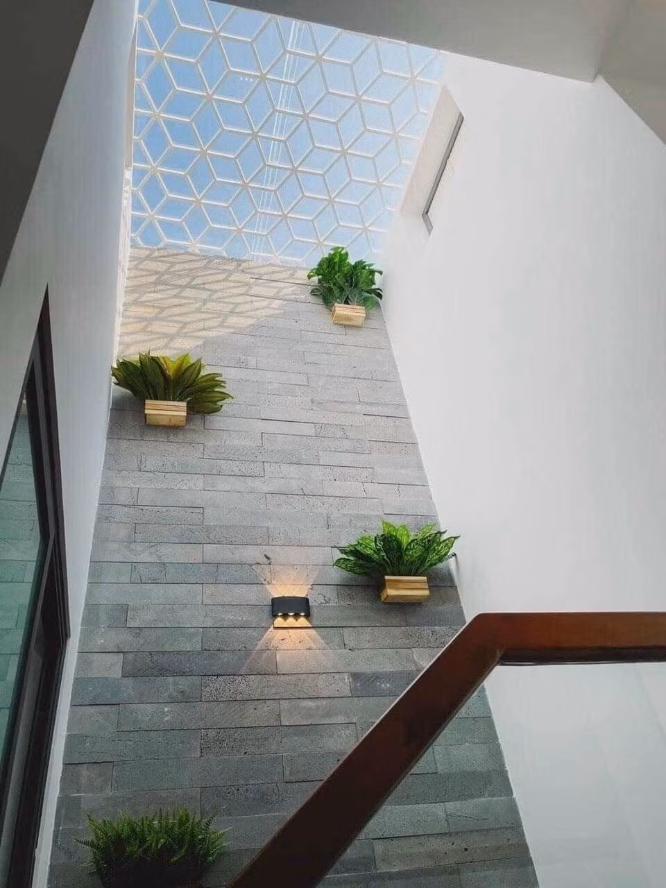 Theo đó, có thể lợp một tấm kính cường lực để cản lại mưa gió bên ngoài hoặc bố trí miệng giếng trời theo kiểu thông gió ngang để hạn chế mưa hắt. Ảnh: Topmart