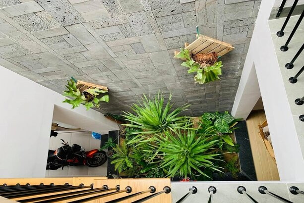 Với thiết kế giếng trời mở, trường hợp dột, mưa tạt do không che chắn hợp lý hoàn toàn có thể xảy ra, đặc biệt là khi mưa tạt nghiêng. Ảnh: Topmart