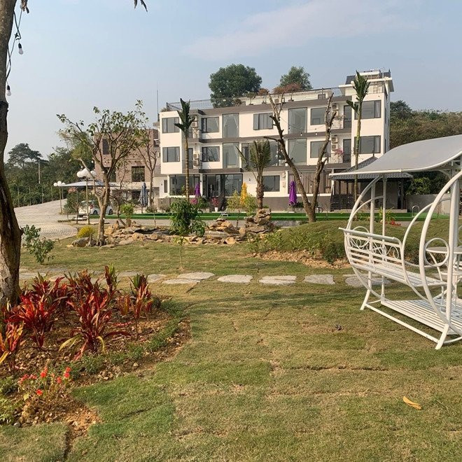 Căn biệt thự với tổng diện tích lên đến 3.500m2, vừa là nơi sinh hoạt của gia đình, vừa là địa điểm kinh doanh du lịch. Ảnh: FBNV