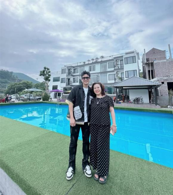 Ngoài căn nhà ở nội thành Hà Nội, gia đình Quân A.P còn sở hữu căn villa ở Hòa Lạc, cách Hà Nội khoảng 40 phút lái xe. Ảnh: FBNV