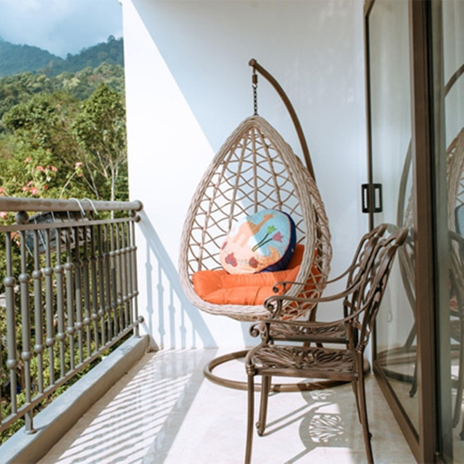 Ban công ngập tràn nắng gió. Ảnh: Viuetnamnet