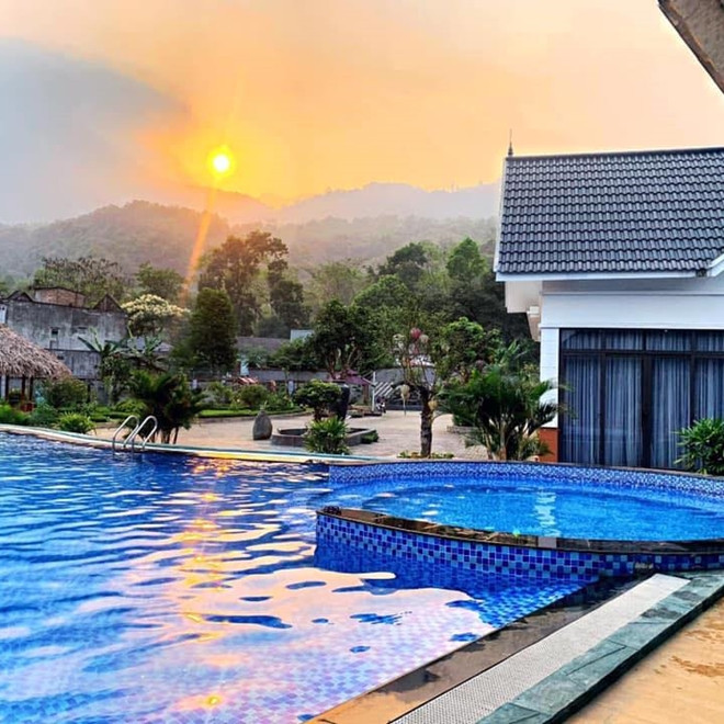 Khu bể bơi rộng 250m2 kết hợp sân vườn thoáng đãng có thể tổ chức tiệc cho 20-30 người. Ảnh: Vietnamnet