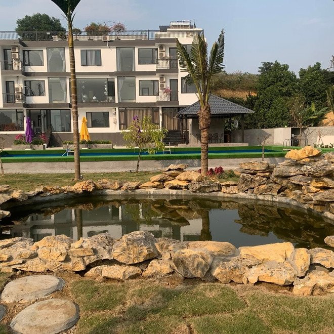 Biệt thự mang phong cách hiện đại với tông màu trắng - đen và nâu làm chủ đạo, gồm 15 phòng. Ảnh; FBNV