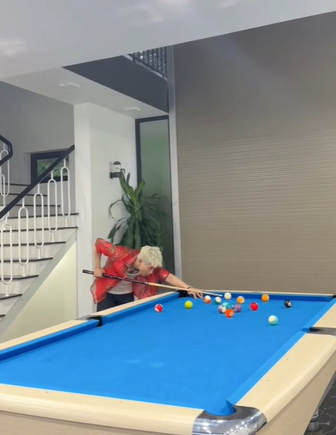 Bên trong nhà đặt một bàn billa lớn, phục vụ nhu cầu giải trí. Ảnh: quanap_official.