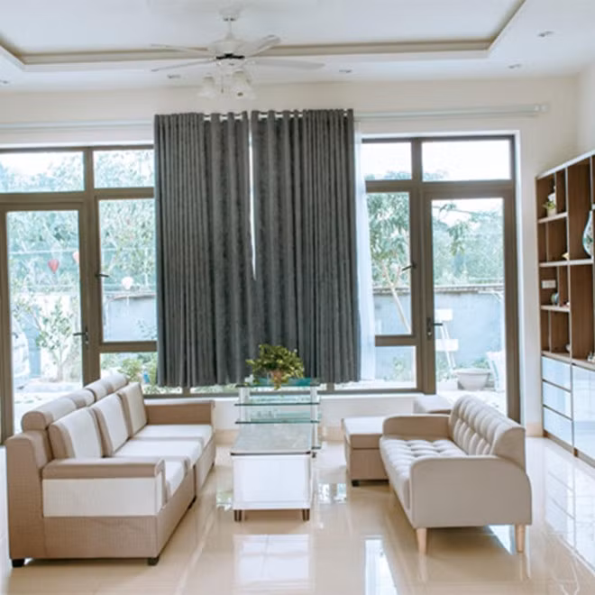 Bên trong căn phòng thiết kế tông trắng, nâu chủ đạo. Ảnh: Viuetnamnet