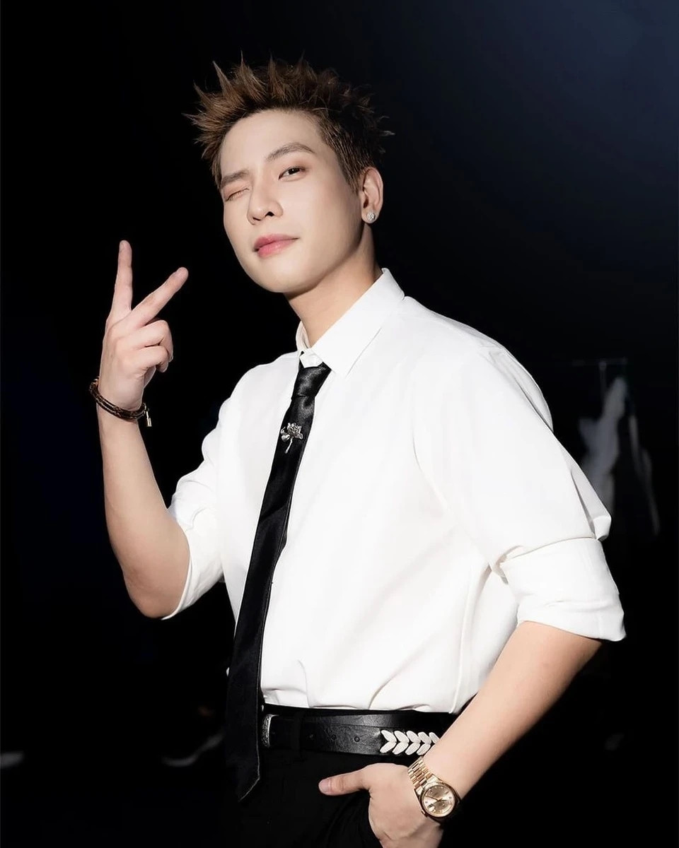 Thông tin "anh trai" Quân A.P từng kết hôn với bạn gái yêu từ thời học sinh và có con hơn 1 tuổi gây xôn xao mạng xã hội hơn một ngày qua. Cộng đồng mạng cũng tò mò hơn về cuộc sống của nam ca sĩ sinh năm 1997 này. Ảnh: Znews